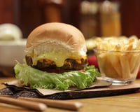 Hambúrguer com maionese caseira