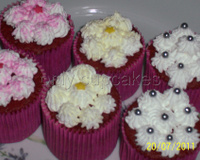 Cupcakes Red Velvet (veludo vermelho) com frutas vermelhas e chantilly