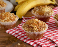 Muffins de banana com cobertura crocante prontos em 20 minutos: chef revela o segredo da massa perfeita