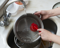 Por que enxaguar a louça antes de lavar pode, na verdade, torná-la menos limpa?