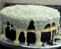 Pão de ló de chocolate com recheio e cobertura