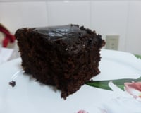 Bolo de chocolate com ameixas
