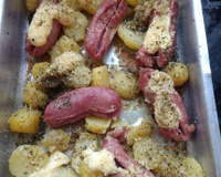 Linguiça toscana com batata gratinada no forno