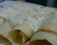 Panqueca com frango ao molho