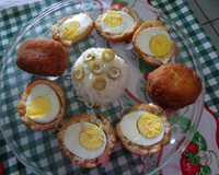 Ovo à milanesa envolvido em linguiça