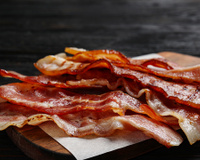 Pare de fritar bacon: ele fica muito mais saboroso e crocante quando você usa um item comum da cozinha