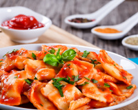 Ravióli de carne com molho de tomate: como fazer