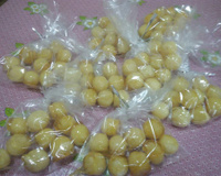 Bala de coco caramelizada (bala baiana ou bala de ovo)