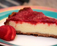 Todos pedem mais um pedaço dessa torta de ricota com geleia de morango: sobremesa deliciosa para servir no fim de semana