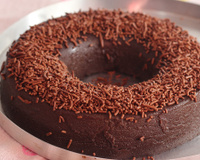 Brigadeirão sem forno: sobremesa cremosa leva apenas 4 ingredientes