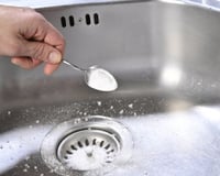 Cheiro ruim no ralo da pia da cozinha: 3 métodos para acabar com esse problema