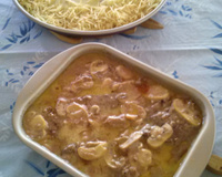 Medalhão de filé mignon ao molho de requeijão e batata palha