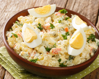 Desde que comecei a fazer salada de maionese com essa dica de um chef com Estrela Michelin, ela sempre fica mais saborosa