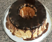 Sorvete de creme com cobertura de chocolate