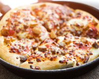 Pizza de frigideira com massa de panqueca