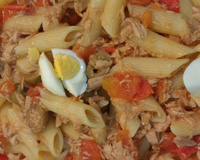 Macarrão parafuso ao molho de sardinha e ovos cozidos.