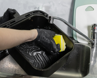 Parece uma boa ideia, mas sua airfryer pode estar perdendo o antiaderente por causa desse erro de limpeza e o TudoGostoso explica o motivo