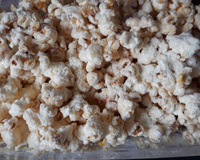 Pipoca gourmet de leite em pó com flocos crocantes