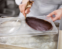 Quer vender muito nesta Páscoa? Aqui estão os 10 truques de profissionais para ovos de chocolate perfeitos sem desperdícios