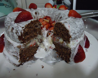 Bolo de chocolate com morangos