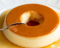 Pudim de padaria do TudoGostoso não leva leite condensado, mas fica igual a versão original (e ainda é tamanho família!)