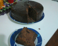 Bolo de chocolate e calda de chocolate