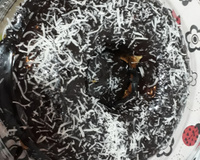 Bolo simples de coco com cobertura de chocolate (muito fácil)