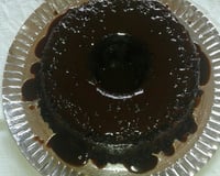 Bolo de chocolate de microondas com calda de falso brigadeiro