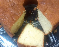 Bolo de laranja com cobertura de laranja.