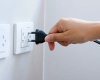 Atenção sobre 3 aparelhos elétricos: desligá-los da tomada para economizar energia pode não valer a pena o risco e pode até causar a quebra deles mais rapidamente