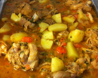 Coxa e sobrecoxa ao leite de coco com batatas