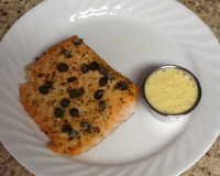 Salmão com alcaparras e creme de maracujá