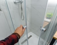 Quanto custa remover um box de chuveiro antigo e instalar um novo? Em média, não é tão barato quanto muitos pensam