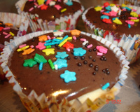 Cupcake de baunilha com gotas de chocolate