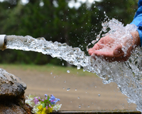 Não pagar conta de água parece um sonho, mas é a realidade de uma cidade brasileira há 64 anos