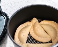 Salgado de padaria só que saudável: receita de pastel crocante na airfryer é simples e com poucos ingredientes