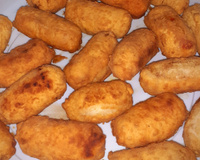 Enrolado de salsicha na massa de pastel