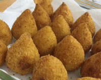 Fazer coxinha de frango virou rotina aqui em casa com essa receita do TudoGostoso: massa leve, fácil de preparar e recheio cremoso