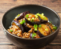Berinjela empanada na airfryer com molho de missô: o jeito mais gostoso e fácil de preparar o vegetal