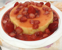 Brigadeirão de chocolate branco com calda de morango