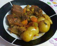 Costela de boi na panela de pressão cozida na cebola