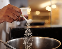 Por que algumas receitas pedem para colocar o sal só no final? TudoGostoso explica como a ordem dos temperos faz diferença no sabor do seu prato