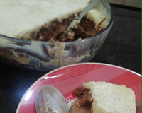 Bolo de travessa de brigadeiro e leite ninho