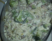 Macarrão com brócolis e creme branco