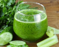 Começo o dia com esse suco verde de aipo e pepino: dá energia, desincha e fica pronto em menos de 5 minutos