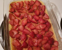 Brigadeirão de chocolate branco com calda de morango