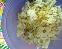 Salada de repolho com gengibre frito e shoyu