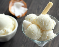 Veja como fazer sorvete de tapioca e aprenda as receitas de 3 caldas para acompanhar