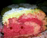 Bolo branco com calda de chocolate sem ovo