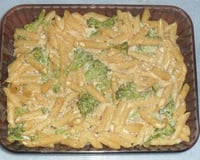 Macarrão com molho branco e  brócolis